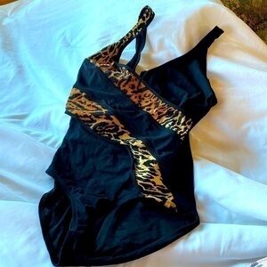 CAROL Wior one piece cheetah print swim suit size 14